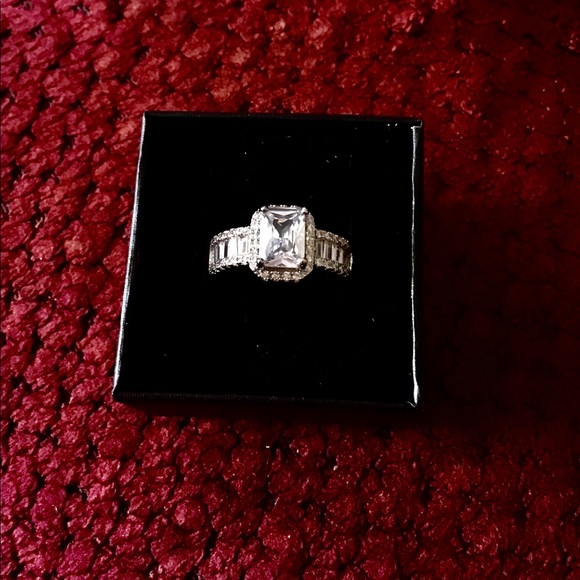 Women’s Engagement 925 silver ring size 5 NEW white sapphires good costu… - Picture 3 of 12